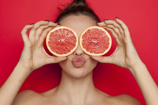 Happy Sexy Woman Posing Slices Red Grapefruit Her Face Red — Stock Photo, Image