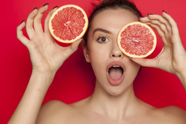 Young Surprised Woman Posing Slices Red Grapefruit Her Face Red — Stock Photo, Image