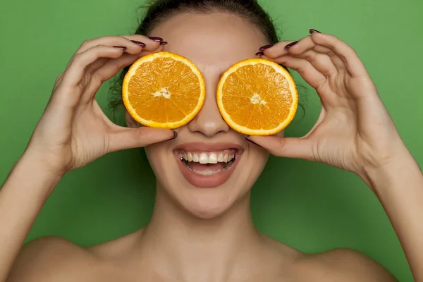 Joyeux Jeune Femme Posant Avec Des Tranches Oranges Sur Son — Photo