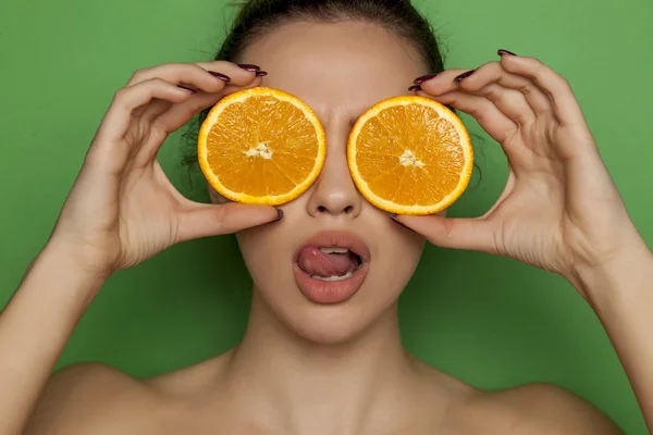 Сексуальная Молодая Женщина Позирует Кусками Апельсинов Лице Зеленом Фоне — стоковое фото