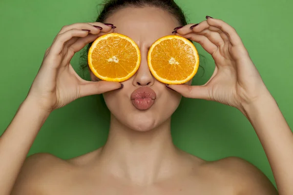 Sexy Young Woman Posing Slices Oranges Her Face Green Background — Stock Photo, Image