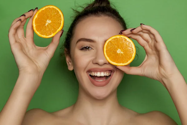 Happy Young Woman Posing Slices Oranges Her Face Green Background — Stock Photo, Image