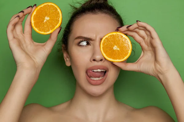 Sexy Young Woman Posing Slices Oranges Her Face Green Background — Stock Photo, Image