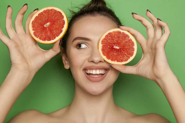 Happy Young Woman Posing Slices Red Grapefruit Her Face Green — Stock Photo, Image