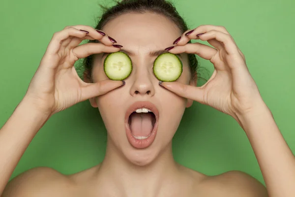 Sexy Young Woman Posing Slices Cucumber Her Face Green Background — Stock Photo, Image