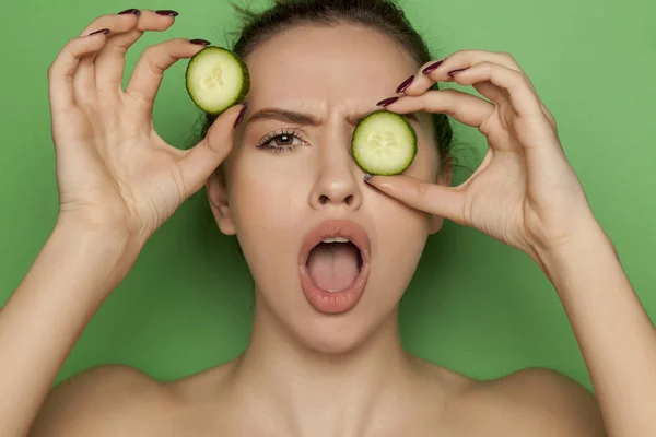Sexy Young Woman Posing Slices Cucumber Her Face Green Background — Stock Photo, Image