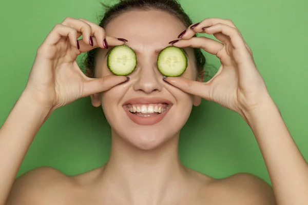 Happy Young Woman Posing Slices Cucumber Her Face Green Background — Stock Photo, Image