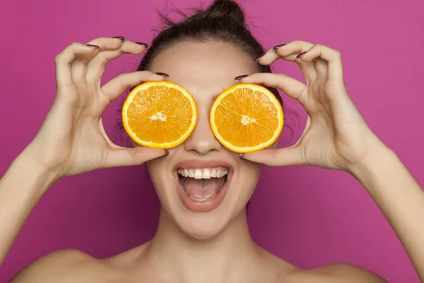 Happy Young Woman Posing Slices Oranges Her Face Pink Background — Stock Photo, Image