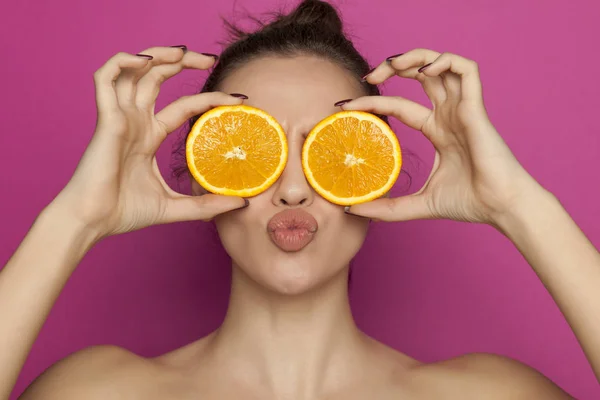 Sexy Young Woman Posing Slices Oranges Her Face Pink Background — Stock Photo, Image