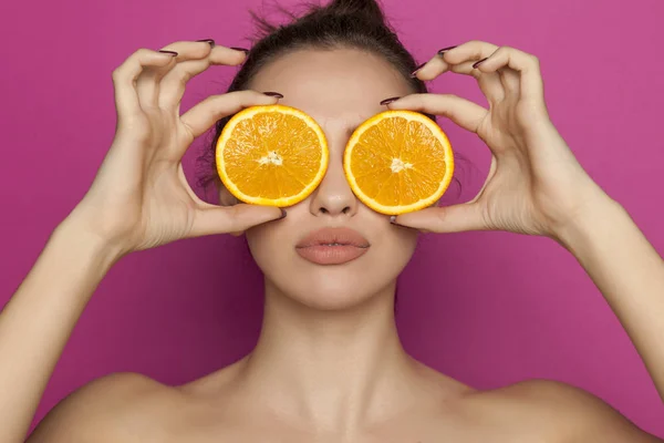 Sexy Young Woman Posing Slices Oranges Her Face Pink Background — Stock Photo, Image