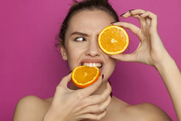 Young Sexy Woman Eating Slices Oranges Pink Background — Stock Photo, Image