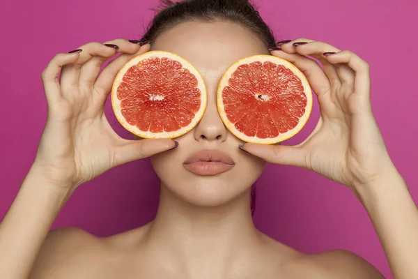 Sexy Young Woman Posing Slices Red Grapefruit Her Face Pink — Stock Photo, Image