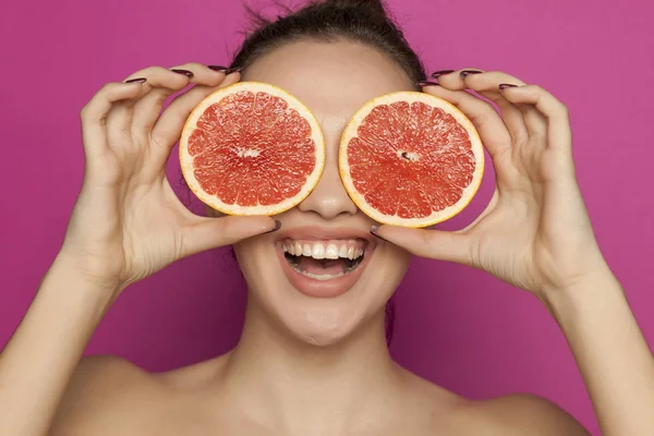 Happy Young Woman Posing Slices Red Grapefruit Her Face Pink — Stock Photo, Image