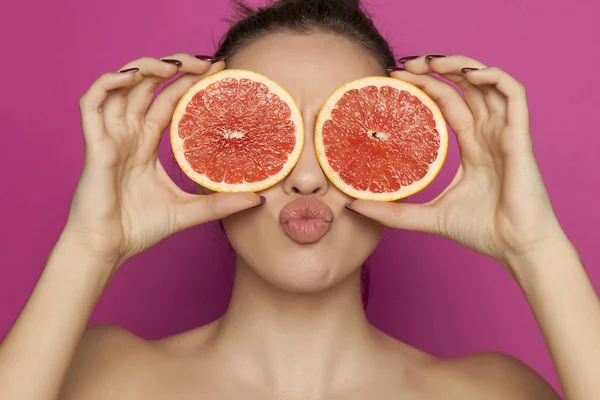 Sexy Young Woman Posing Slices Red Grapefruit Her Face Pink — Stock Photo, Image