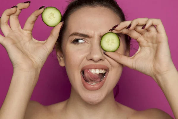 Young Sexy Woman Posing Slices Cucumber Her Face Pink Background — Stock Photo, Image