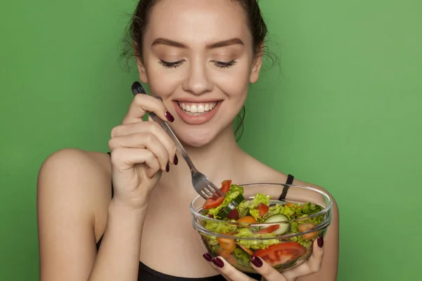 Joven Hermosa Mujer Comiendo Ensalada Sobre Fondo Verde — Foto de Stock