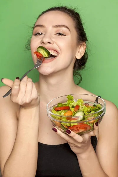 Junge Schöne Frau Isst Salat Auf Grünem Hintergrund — Stockfoto