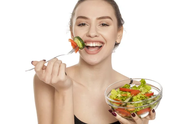 Joven Hermosa Mujer Comiendo Ensalada Sobre Fondo Blanco — Foto de Stock