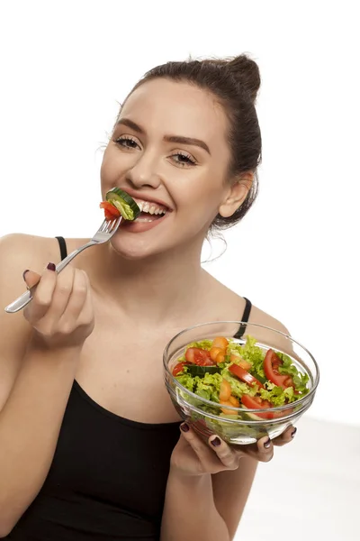 Jovem Mulher Bonita Comendo Salada Fundo Branco — Fotografia de Stock