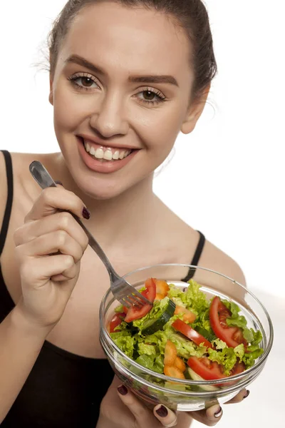 Jovem Mulher Bonita Comendo Salada Fundo Branco — Fotografia de Stock