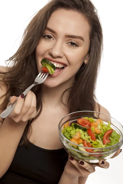 Tineri Femeie Frumoasă Care Mănâncă Salată Fundal Alb — Fotografie, imagine de stoc