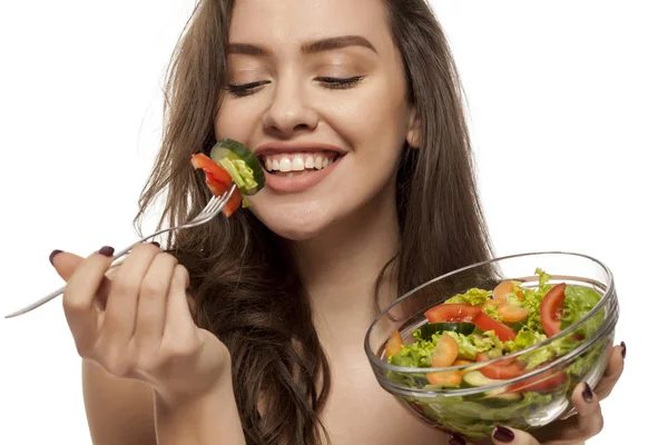 Junge Schöne Frau Isst Salat Auf Weißem Hintergrund — Stockfoto