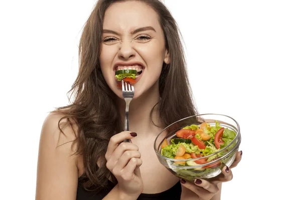 Giovane Bella Donna Mangiare Insalata Uno Sfondo Bianco — Foto Stock