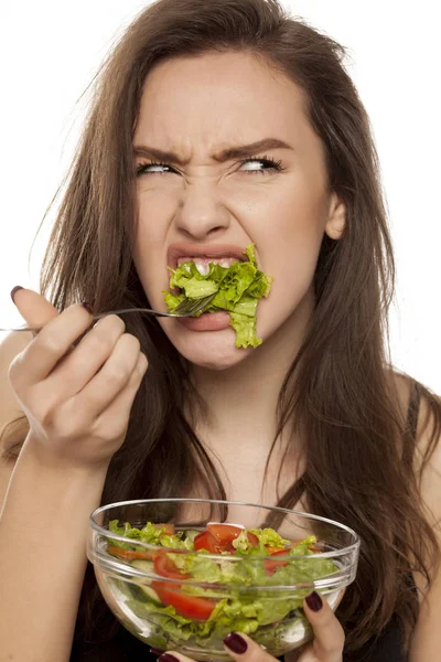 Infeliz Frustrado Jovem Mulher Comendo Salada Alface Fundo Branco — Fotografia de Stock