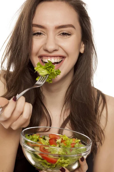 Glückliche Junge Frau Isst Salat Auf Weißem Hintergrund — Stockfoto