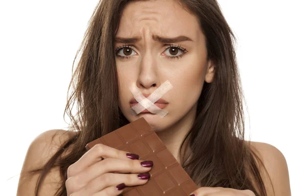 Jovem Mulher Infeliz Segurando Chocolate Com Boca Gravada Fundo Branco — Fotografia de Stock