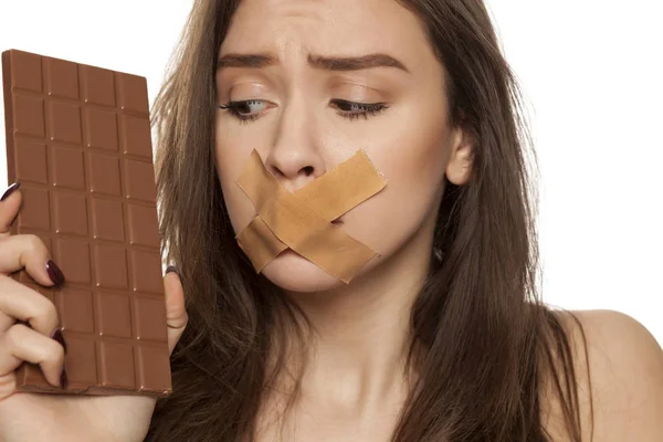 Mujer Joven Anhelando Chocolate Con Boca Pegada Sobre Fondo Blanco —  Fotos de Stock