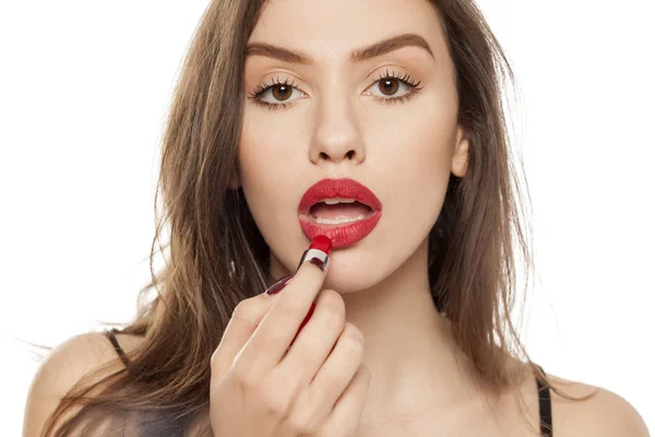 Jeune Belle Femme Appliquant Rouge Lèvres Sur Fond Blanc — Photo