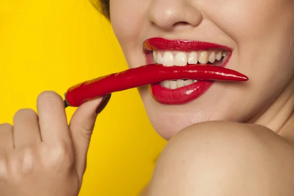 Mladá Sexy Žena Kousání Chili Pepper Žlutém Podkladu — Stock fotografie