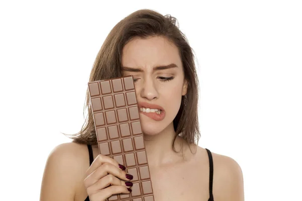 年轻妇女渴望巧克力的白色背景 — 图库照片