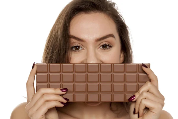 Mladá Krásná Šťastná Žena Pokrývá Polovinu Obličeje Velkým Barem Čokolády — Stock fotografie