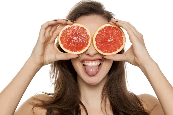 Young Sexy Woman Posing Slices Red Grapefruit Her Face White — Stock Photo, Image