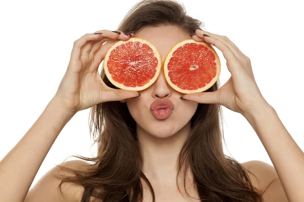 Young Sexy Woman Posing Slices Red Grapefruit Her Face White — Stock Photo, Image
