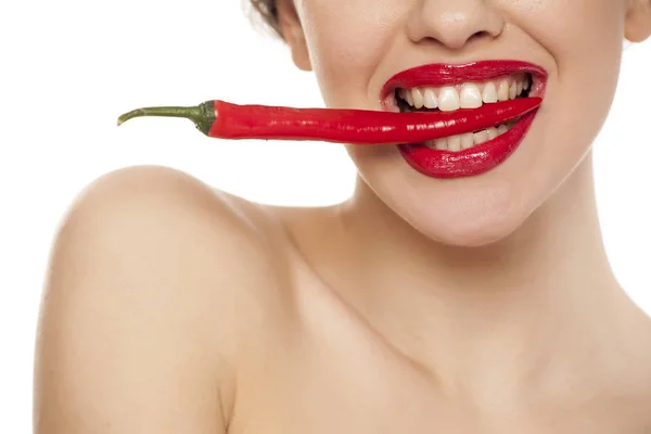 Mladá Sexy Žena Držící Chili Pepper Zuby Bílém Pozadí — Stock fotografie