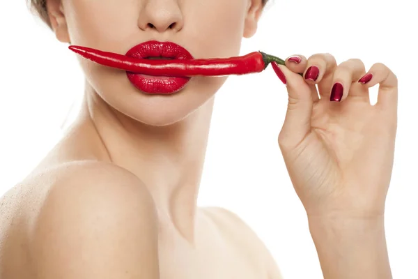 Jonge Sexy Vrouw Met Een Chilipeper Met Haar Lippen Een — Stockfoto