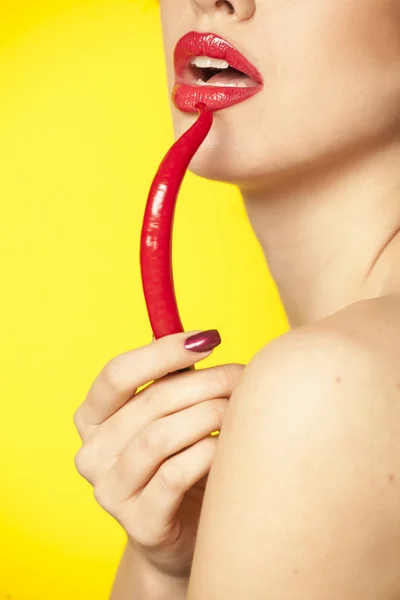 Mladá Sexy Žena Držící Červená Chili Pepper Žlutém Podkladu — Stock fotografie