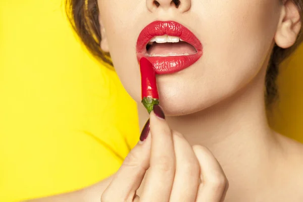 Jonge Vrouw Met Behulp Van Een Rode Chilipeper Als Lippenstift — Stockfoto