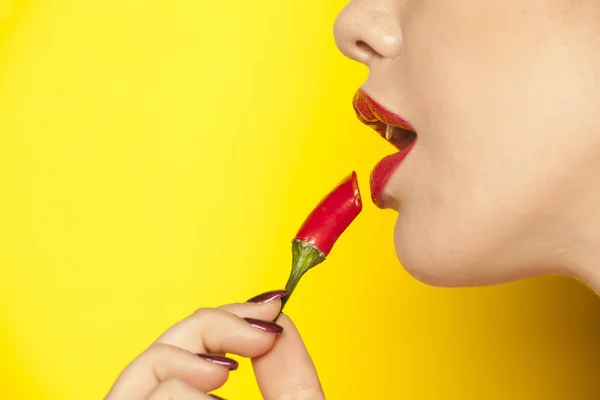 Ung Kvinna Med Röd Chilipeppar Som Läppstift Gul Bakgrund — Stockfoto