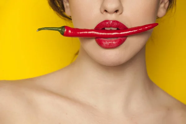 Jonge Sexy Vrouw Met Een Chilipeper Met Haar Lippen Een — Stockfoto