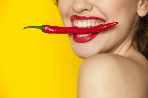 Mladá Sexy Žena Držící Chili Pepper Zuby Žlutém Podkladu — Stock fotografie