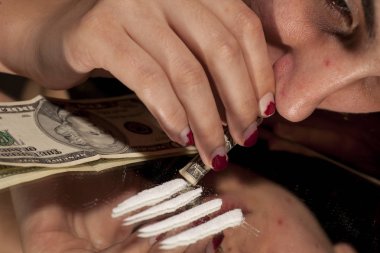 Genç uyuşturucu-kadın burnunu satırlık bir ayna beyaz toza bağımlısı