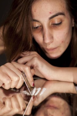 Genç uyuşturucu-kadınlar beyaz toz satırlık bir ayna üzerinde yapma bağımlısı