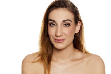 Genç güzel kadın beyaz bir arka plan üzerinde makyaj