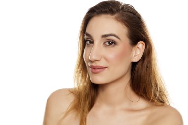 Bikini Beyaz bir arka plan üzerinde genç güzel kadın