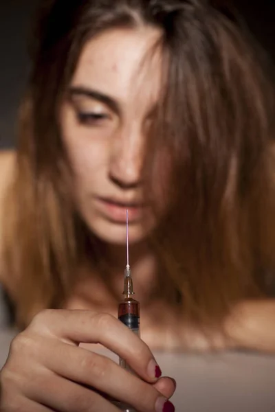 Bir Şırınga Tutarak Gözlerini Etrafında Koyu Halkalar Olan Kız Uyuşturucu — Stok fotoğraf