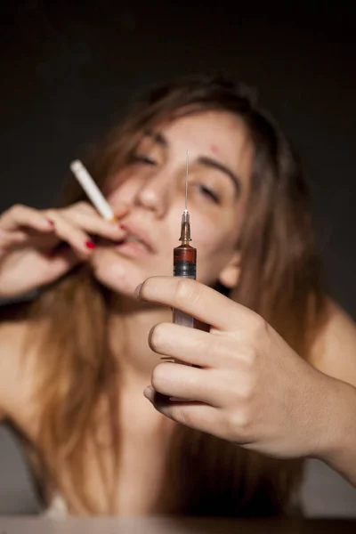 Menina Com Uma Seringa Cigarro Conceito Toxicodependência — Fotografia de Stock